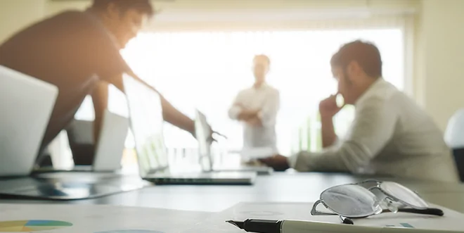 Equipe estudando junto, usando o Adaptive Learning na Educação Corporativa
